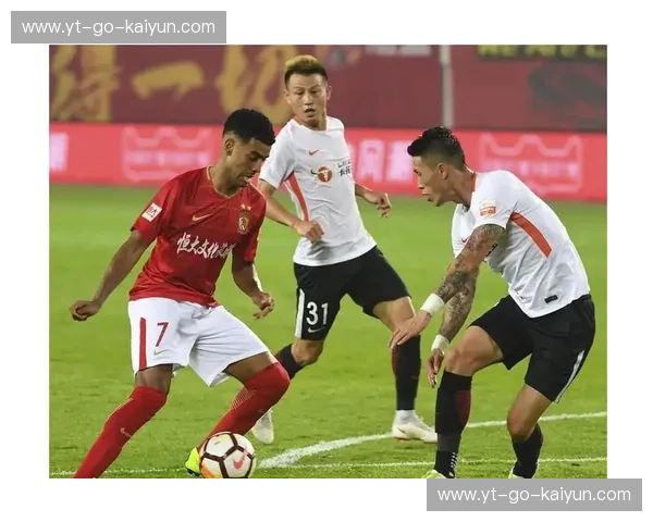 绿茵江湖的北斗与南极：长春亚泰与广州恒大的恩怨史诗